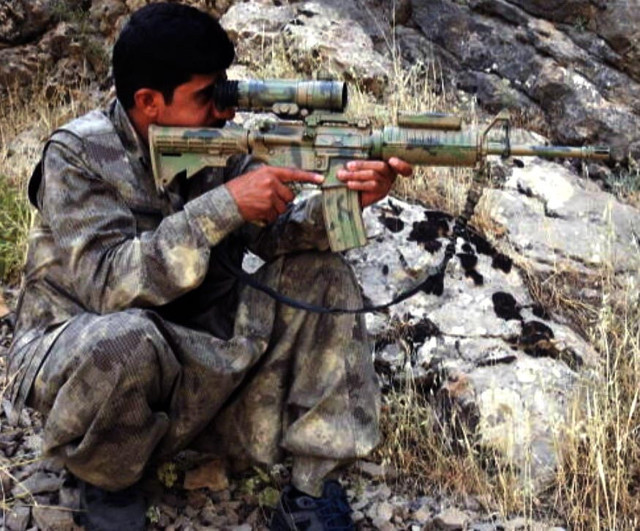 Üs bölgesine saldıran teröristler ABD askeri gibi! Hainlerin kullandığı silahlar dikkat çekti - Resim: 0