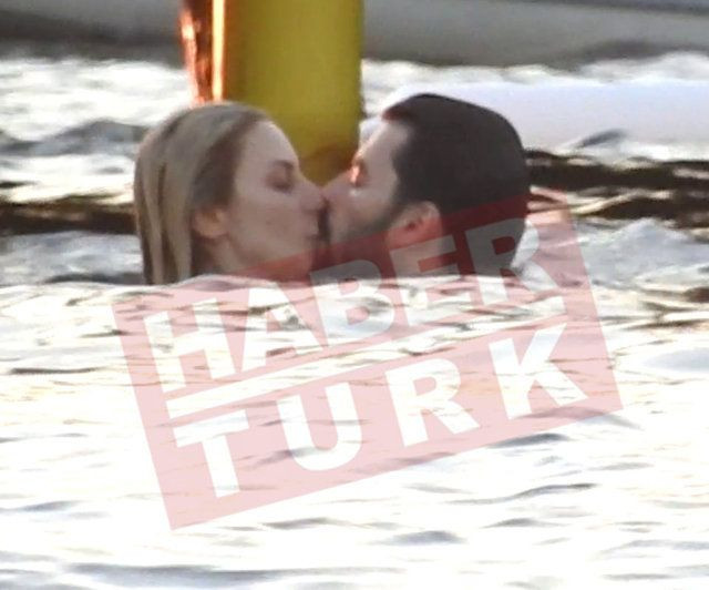 Akın Akınözü sevgilisi Sandra ile denizde aşka geldi öpüşürken yakalandılar - Resim: 2