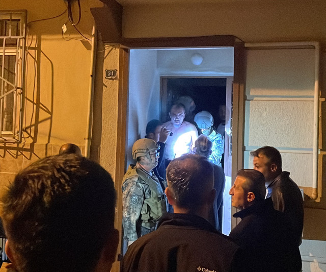 Bursa'da komşularını rahatsız edip polise silah çeken kişiye "özel tim" müdahalesi - Resim: 0