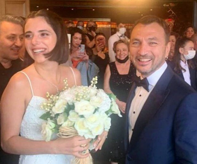 25 yaş küçük aşkıyla evlendi! Cansu Dere Aras Bulut İynemli Kıvanç Tatlıtuğ düğüne akın etti - Resim: 1