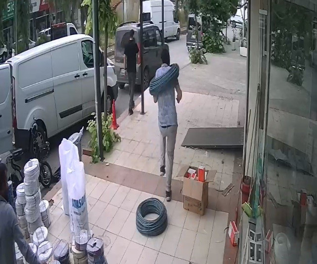 İzmir'de şaka gibi olay! Yolda yürürken neye uğradığını şaşırdı: Kafama bilezik gibi geçirdiler - Resim: 0