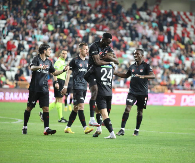 Sivasspor deplasmanda Antalyaspor'a iki attı, üç aldı! - Resim: 0