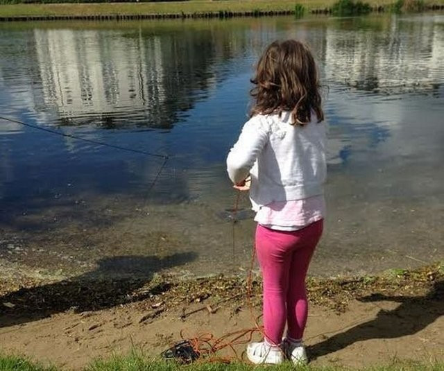 Küçük kız balık tutmak için oltayı attı ama çıkan şoke edecek - Resim: 1