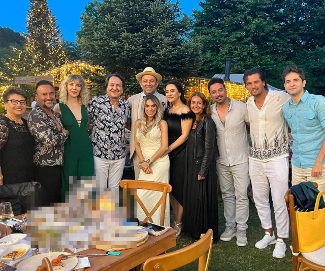 Şevket Çoruh 5 yıllık eşiyle düğün yaptı! 'Nikah memuru' olan Müjdat Gezen'in esprisi gülmekten kırdı geçirdi - Resim: 2