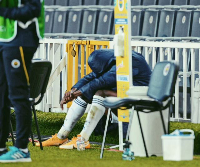 Yokları oynayan Samatta oyundan çıktıktan sonra resmen yıkıldı - Resim: 1