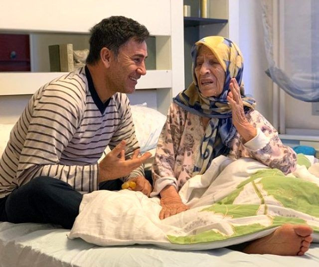 İzzet Yıldızhan'ın acı günü annesi tedavi gördüğü hastaneden hayatını kaybetti - Resim: 1