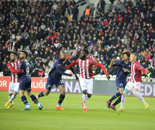 Sivasspor Fenerbahçe maçı saat kaçta, hangi kanalda? (Muhtemel 11'ler) - Resim: 1