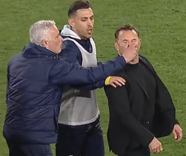 Yılmaz Vural 'tahrik durumu söz konusu' dedi! Mourinho Okan Buruk'un burnunu sıktı, öncesinde neler yaşandı? - Resim: 0