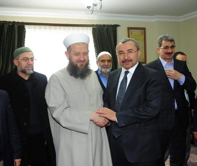 6 yaşındaki kızını evlendiren Yusuf Ziya Gümüşel'in fotoğrafını 'utanarak' takdim etti - Resim: 1