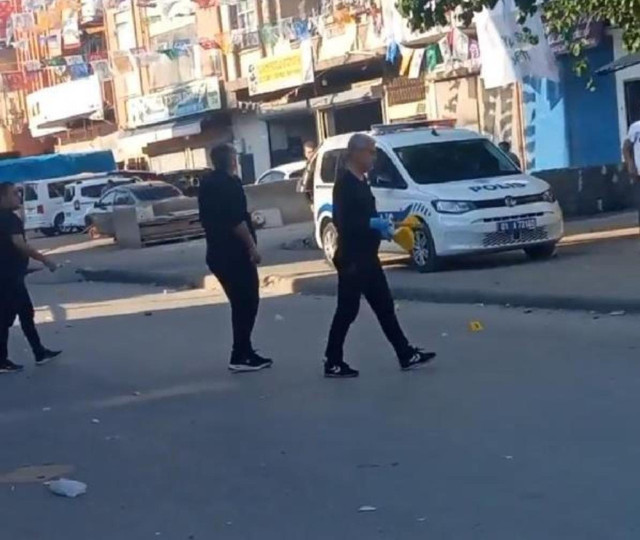 Adana'da korkunç olay! Silahlı çatışmanın ortasında kaldı: Annesinin kucağında kurşunların hedefi oldu! - Resim: 0