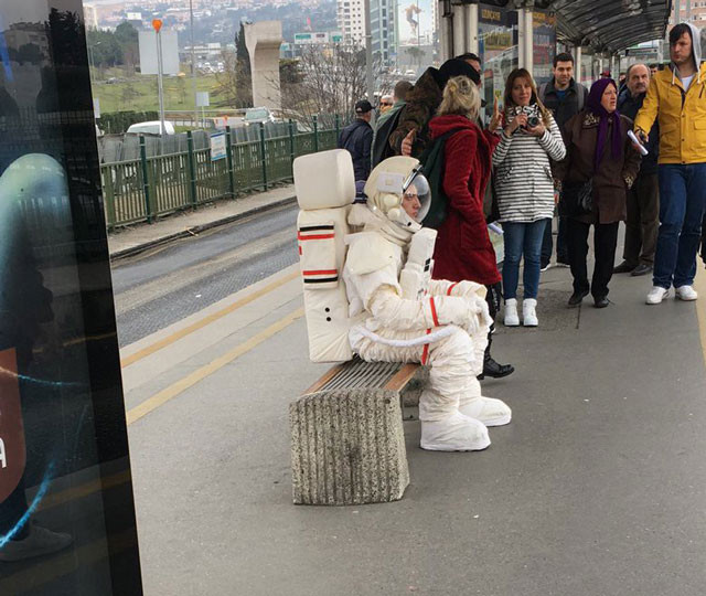 Metrobüsteki astronot sosyal medyayı salladı! Burası özgür bir ülke  - Resim: 1