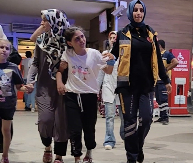 Parkta oyun konsoluna eli sıkışan çocuğun parmağı koptu - Resim: 0