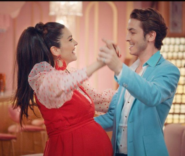 Bergüzar Korel klibinde eşi Halit Ergenç ile rol aldı "baby shower gibi klip çektik" - Resim: 2