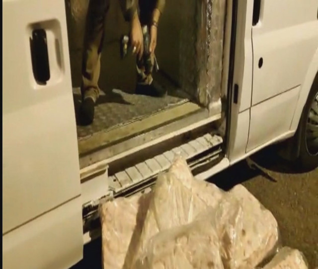 Gaziantep'te minibüs tabanında 8 kilo esrar ele geçirildi - Resim: 2