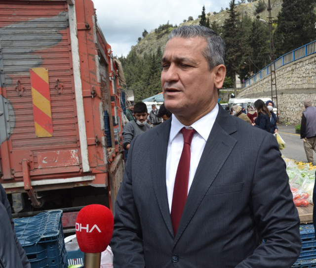 Hatay'da ihtiyaç sahiplerine yönelik ücretsiz sebze ve meyve standı açıldı - Resim: 2