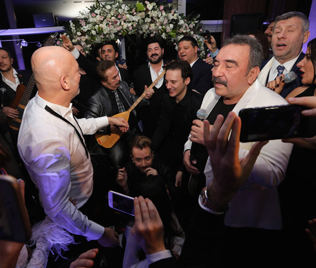 1 yıl rötarlı düğüne ünlüler akın etti - Resim: 2