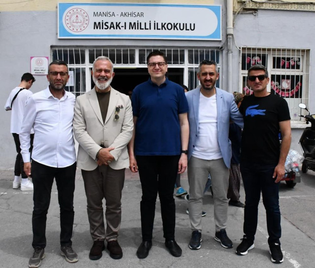 Siyasete yeniden dönen ünlü oyuncu Manisa’da oy kullandı - Resim: 1