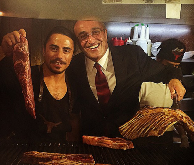 Bu ne Nusret? 'Sen güzel kesiyormuşsun beni de keser misin?' - Resim: 4