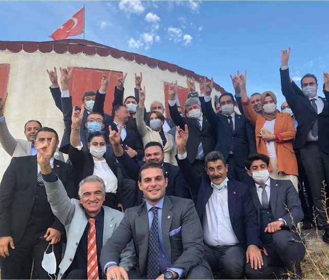 İYİ Parti ile MHP arasında 'bozkurt işareti' kavgası çıktı! MHP 'rezalet' dedi - Resim: 0
