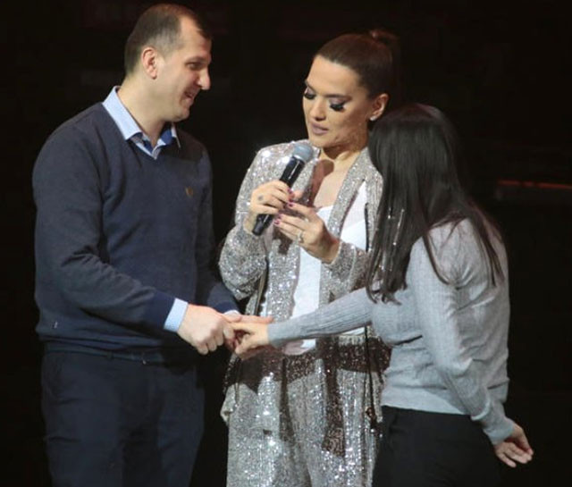 Demet Akalın'dan evlilik düşünen hayranlarına dudak uçuklatan jest!  - Resim: 2