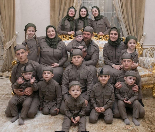 Ramazan Kadirov şoke etti! 14, 15 ve 16 yaşındaki 3 oğlunu savaşa yolluyor bakın kaç eşi var - Resim: 3