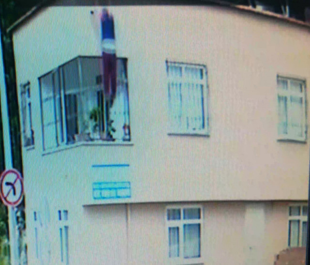 Ordu'da canını hiçe sayıp evin çatısından aşağı atladı - Resim: 0
