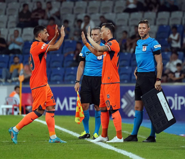 Mesut Özil ilk maçına çıktı! Başakşehir Kayserispor engeleni rahat geçti - Resim: 1