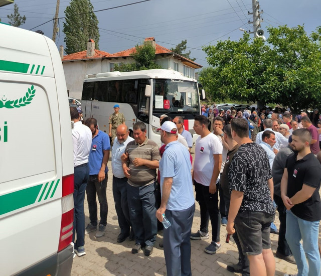Kalp krizi sonucu hayatını kaybeden asker, Denizli'de gözyaşlarıyla toprağa verildi - Resim: 1