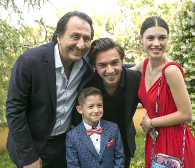 Hüsnü Çoban'ın Zeliş'i Yüsra Geyik mini elbiseli pozuyla sosyal medyayı salladı - Resim: 2