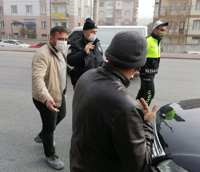 Konya'da aracına çarptığı sürücüyü bacağından vurdu emniyete götürülürken annesine sarıldı - Resim: 1