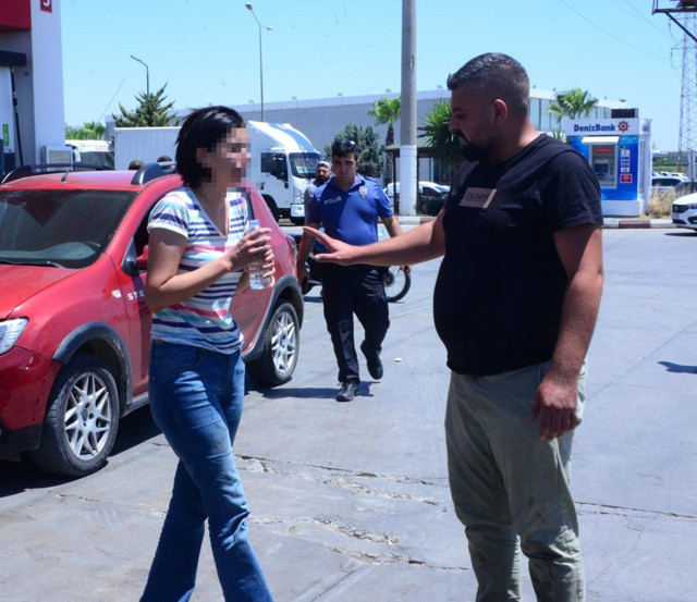Adana’da sevgili dehşeti: Genç kadını rehin alıp, boğazına bıçak dayadı! - Resim: 0