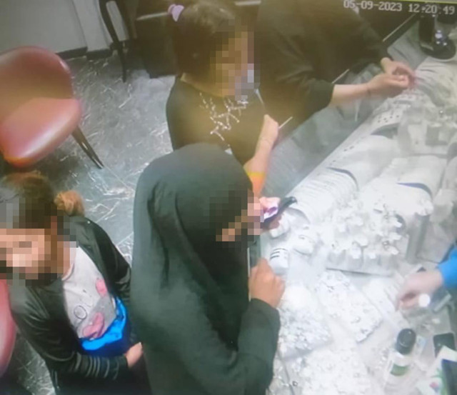 Çocukları hırsızlığa alet ettiler: Kaşla göz arasında 60 bin TL'lik yüzükler böyle çalındı - Resim: 0