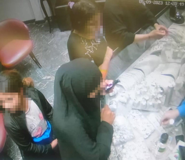 Kuyumcuda akıllara zarar soygun! İzmir'den de küçük yaşta kız çocuğu çalmışlar - Resim: 2