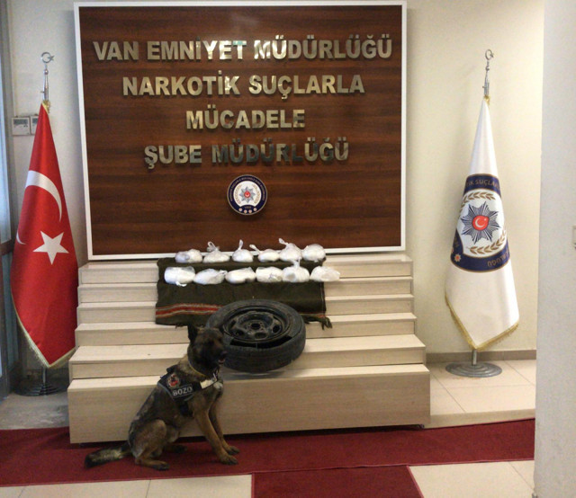 Van'da 'Bozo' ile yapılan aramada uyuşturucunun çıktığı yere bakın - Resim: 1