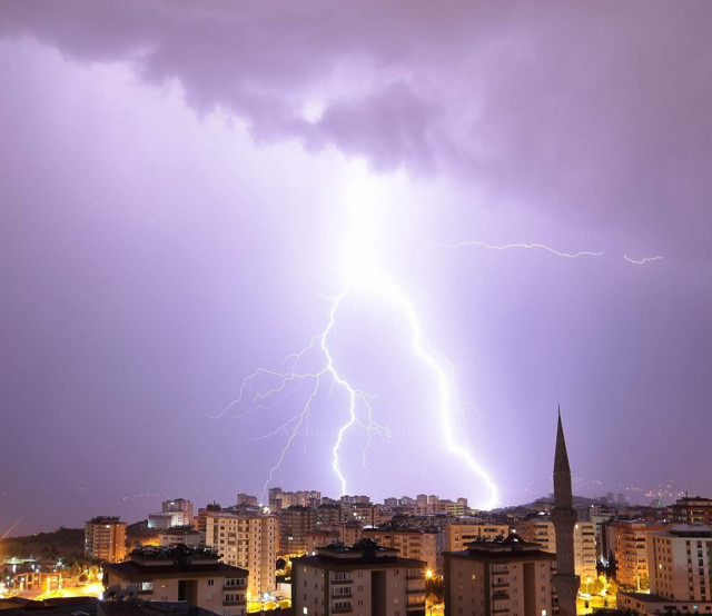 Kahramanmaraş'ta çakan şimşekler geceyi gündüze çevirdi - Resim: 0