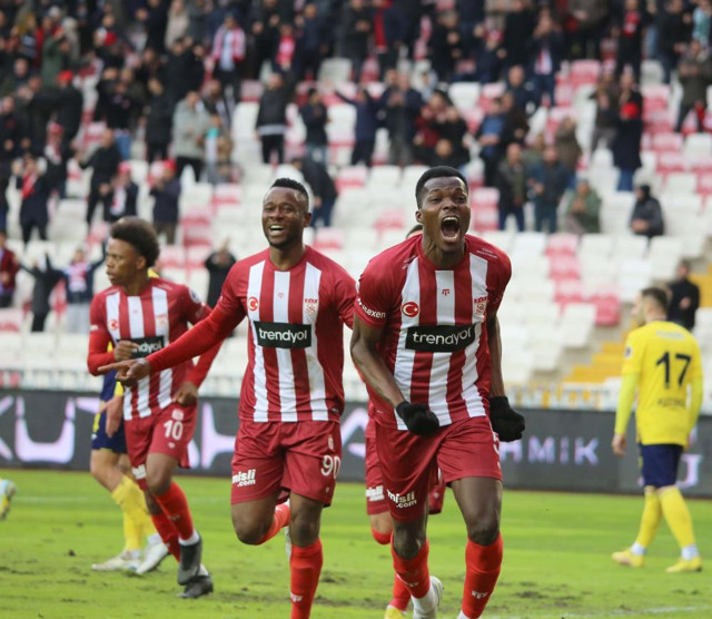 Sivasspor Ankaragücü'nü devirdi! Yiğidolar 3 puanı 2 golle aldı! - Resim: 1
