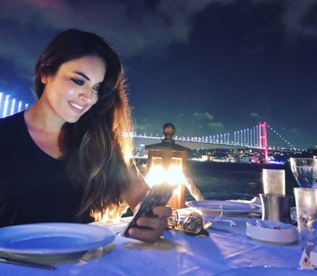 Ezgi Mola çok sinirlendi "Hoşt derdim ama köpeklere hakaret etmiş olurdum" - Resim: 2