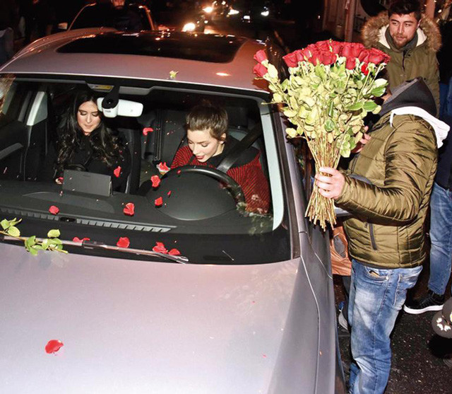 Merve Boluğur gül yağmuruna tutuldu seni çekemeyen anten taksın - Resim: 4