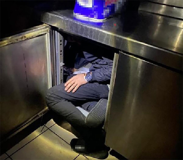 İstanbul'da eğlence merkezine baskın! Polisten kurtulmak için bakın nereye saklanmışlar - Resim: 0