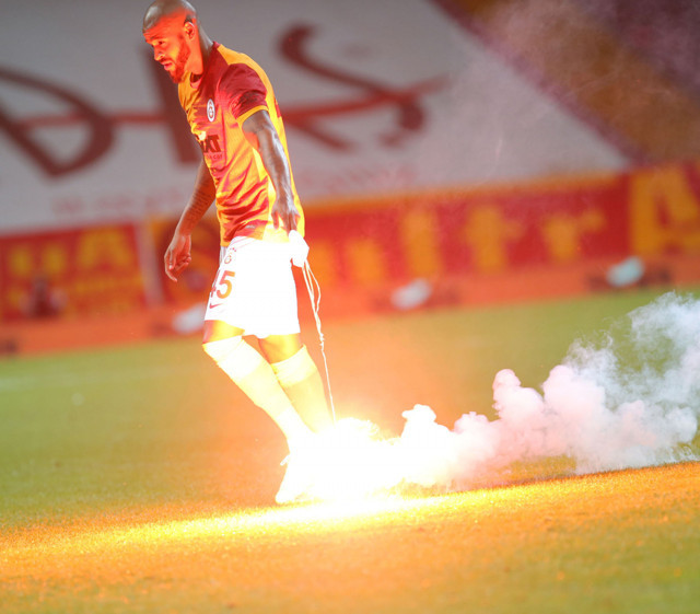 Seyircisiz oynanan Galatasaray Fenerbahçe derbisinde sahaya meşale atıldı - Resim: 1
