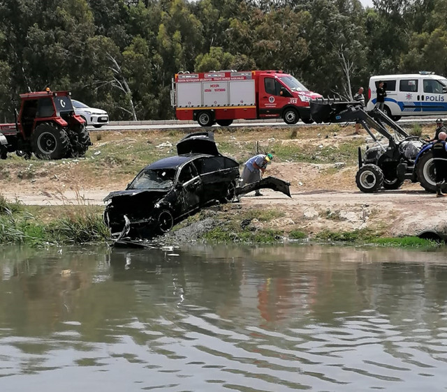Mersin'de dereye uçan otomobilde 3 kişi boğularak can verdi - Resim: 0
