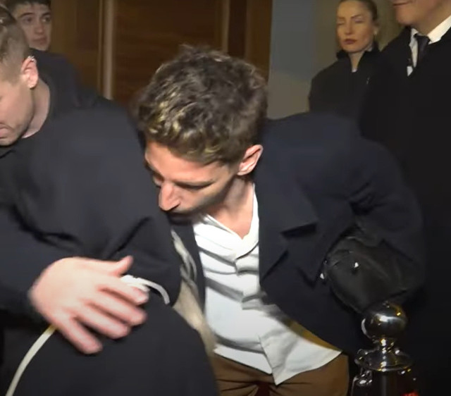 Hadise o soruyu duyunca tepki gösterdi! Kaçmaya çalışırken kafasını vurdu - Resim: 1