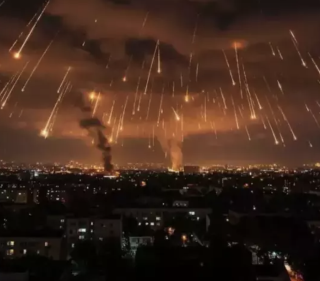 Lüksün başkentinde uçuşlar durdu! İran Dubai havalimanını vurdu... - Resim: 0