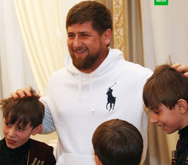 Ramazan Kadirov şoke etti! 14, 15 ve 16 yaşındaki 3 oğlunu savaşa yolluyor bakın kaç eşi var - Resim: 0