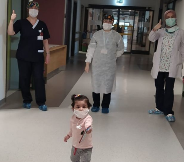 Türkiye'nin en küçük koronavirüs savaşçısı alkışlarla taburcu oldu - Resim: 0