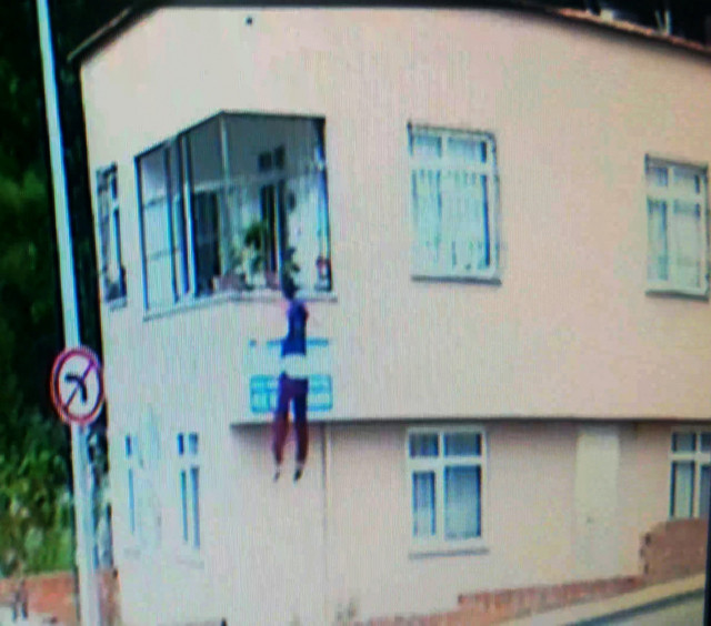 Ordu'da canını hiçe sayıp evin çatısından aşağı atladı - Resim: 1