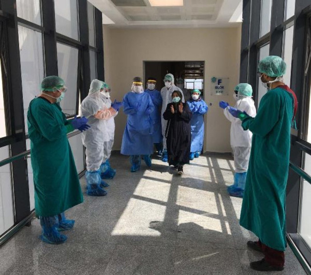 Günün teselli haberi! Türkiye'deki en zorlu koronavirüs hastası iyileşti - Resim: 0