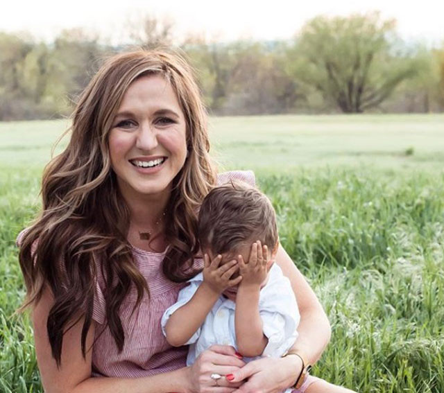 Evlat edindiği çocuklarla ilgili şoke eden gerçeği bilekliğe bakınca öğrendi! - Resim: 4