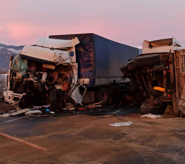 Konya'da tırlar kafa kafaya çarpıştı İranlı sürücü hayatını kaybetti - Resim: 0