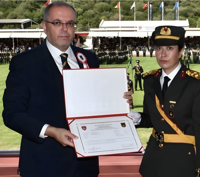 15 Temmuz şehidi Ömer Halisdemir'in kızı teğmen oldu - Resim: 1